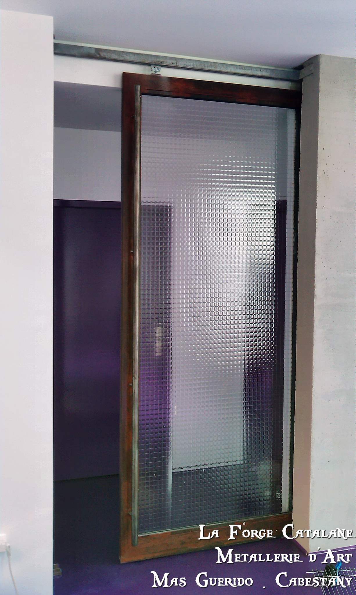 Porte a galandage avec vitrage forge catalane.jpg